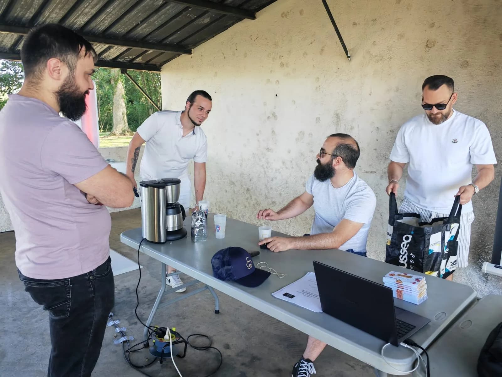 Adhérents réunis autour d'un café avant l'assemblée générale du club